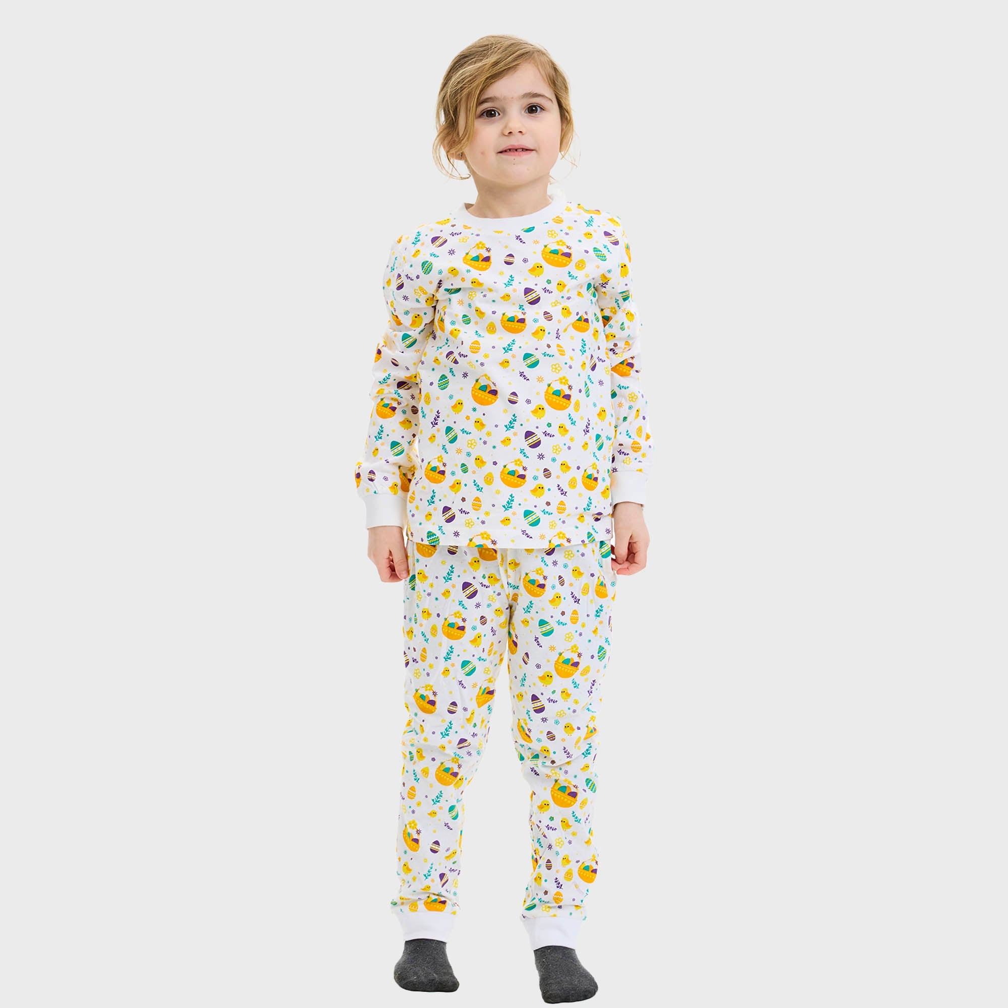 Eine Frau und ein Kind in einem weißen Osterpyjama.